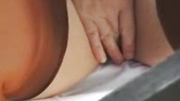 Remaja dibaringkan di tengah video bokep hot abis malam oleh penis besar