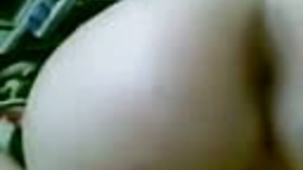Dua gadis melakukan menjilati vagina di xxx hot bokep video lesbian di sofa
